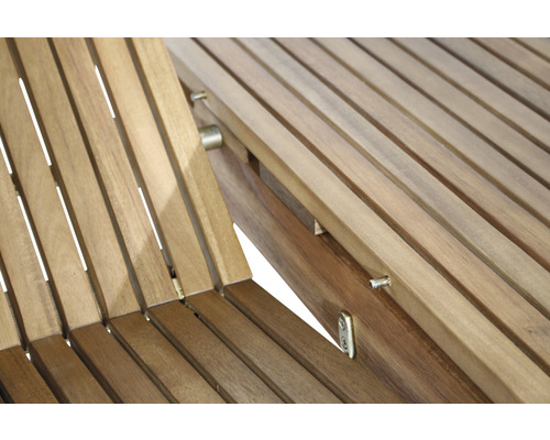 Detailansicht einer Gartenliege mit Holzlatten