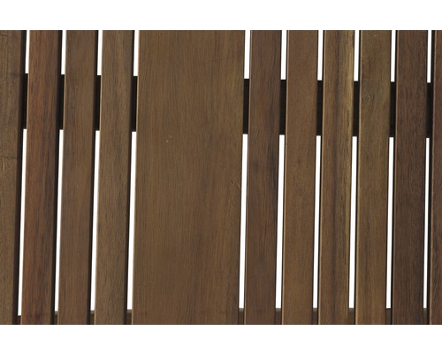 Detailansicht einer Holzgartenbank mit Lattenstruktur