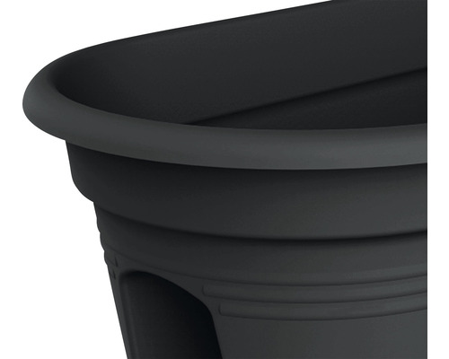 Detailansicht eines schwarzen Pflanzkastens aus Kunststoff