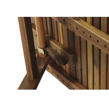 Detailansicht eines Holzstuhls mit Verstellmechanismus