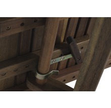 Detailansicht eines Holzstuhls mit Metallelementen zur Stabilität