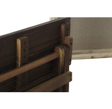 Detailansicht eines zusammengeklappten Tisches aus Holz.