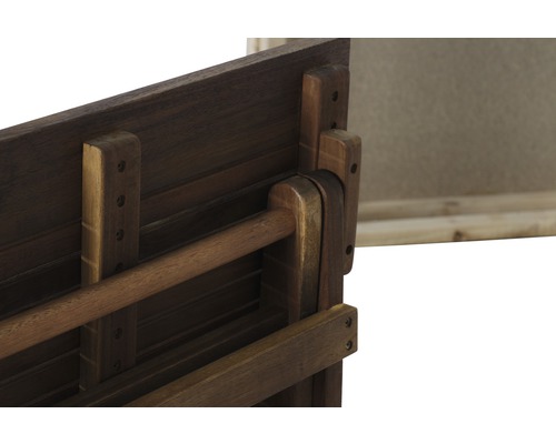 Detailansicht eines zusammengeklappten Tisches aus Holz.