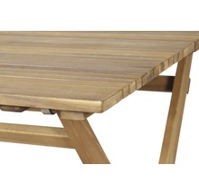 Detailansicht eines Gartentisches aus Holz
