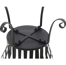 Detailansicht eines schwarzen Feuerkorbs aus Metall