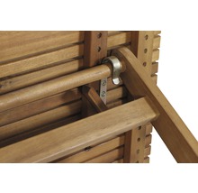 Detailansicht eines Gartenmöbels aus Holz mit Metallelementen.