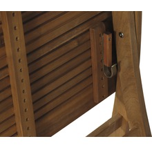 Detailansicht eines Gartentisches aus Holz mit Verstellmechanismus