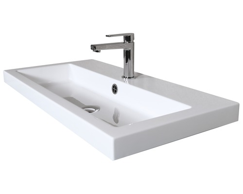 Weißes Aufsatzwaschbecken aus Keramik mit Armatur
