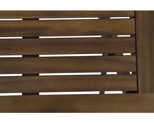 Detailansicht einer Gartenbank aus Holz mit Lattenstruktur