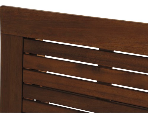 Detailansicht eines Gartenmöbels aus Holz mit Lattenstruktur