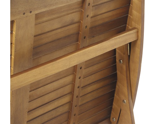 Detailansicht der Unterseite einer Holzliege mit Lattenrost und Verstrebungen