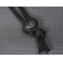 Detailaufnahme eines Kordelzugs mit Stopper
