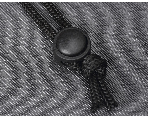 Detailaufnahme eines Kordelzugs mit Stopper