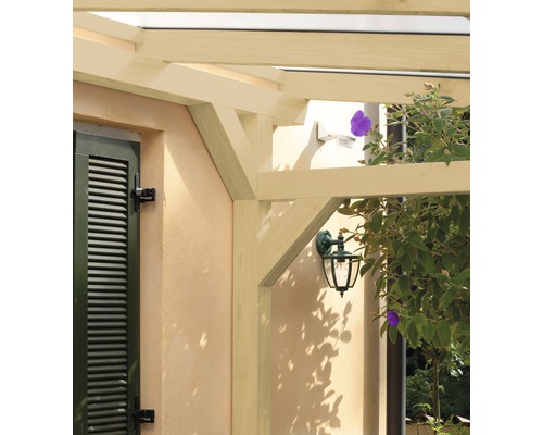 Detailansicht einer Holzpergola mit Außenwandleuchte und Fensterladen