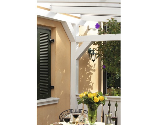 Terrasse mit Pergola, Tisch und Dekoration