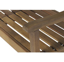 Detailansicht einer Gartenbank aus Holz mit Armlehne