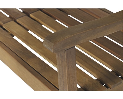 Detailansicht einer Gartenbank aus Holz mit Armlehne