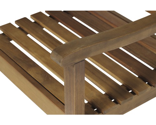 Detailansicht eines Holzstuhls mit Armlehne und Lattenstruktur