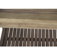 Detailansicht eines Gartenstuhls aus Holz mit Lattenstruktur