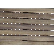 Detailansicht von Holzlatten mit Zwischenräumen
