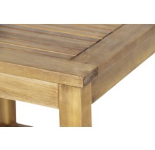 Detailansicht eines Gartentisches aus Holz