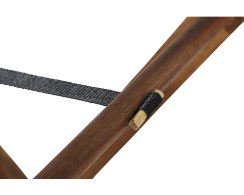 Detailansicht eines Holzstuhls mit Textilband