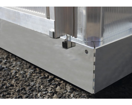 Detailansicht eines Gewächshausfundaments aus Aluminium