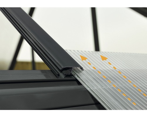 Detailansicht einer Dachkonstruktion mit Profilleiste und transparenten Paneelen