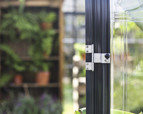 Detailansicht einer Gewächshaustür mit Türriegel
