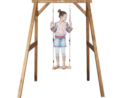 Kind auf einer Holzschaukel mit Holzrahmen