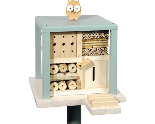 Insektenhotel aus Holz mit einer Holzfigur einer Eule
