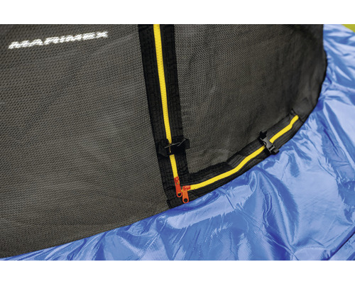 Detailaufnahme eines Trampolinsicherheitsnetzes mit Reißverschluss