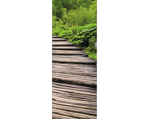 Holzsteg im Garten mit Pflanzen