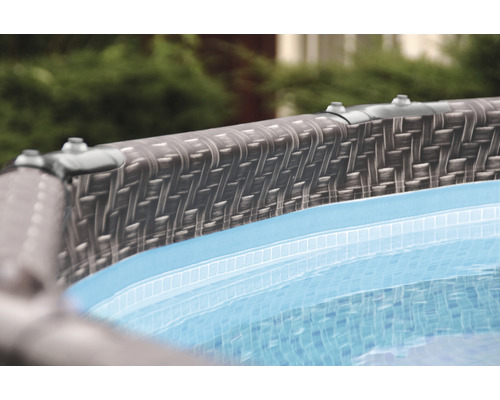 Detailansicht eines Aufstellpools mit Rattan-Optik