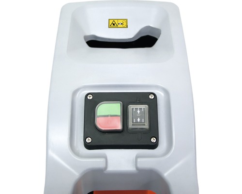 Detailansicht eines Gartenhäckslers mit Einwurfschacht, Warnsymbol und Bedienfeld