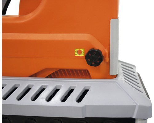 Detailansicht eines Gartenhäckslers mit Sicherheitszeichen und Einstellknopf