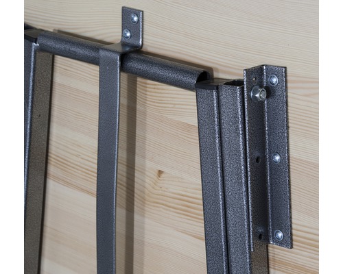 Detailansicht eines Stahlregals mit Wandbefestigung