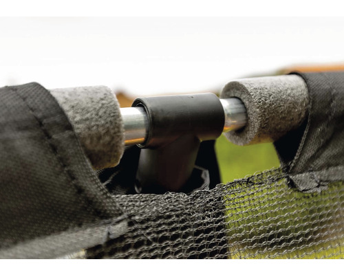 Detailaufnahme eines Trampolinrahmens mit schwarzem T-Verbinder, Schaumstoffpolsterung und Sicherheitsnetz