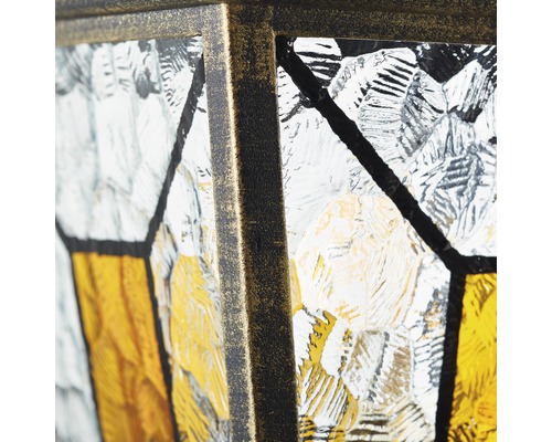 Detailaufnahme einer Gartenlaterne mit strukturiertem Glas und Metallrahmen