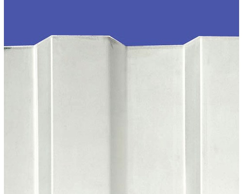 Nahaufnahme einer weißen Trapezblechfassade
