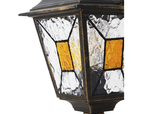 Detailaufnahme einer Gartenlaterne mit antikem Finish und Glasfenstern