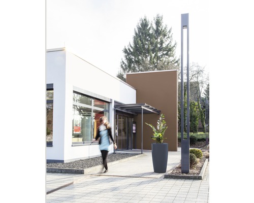 Außenansicht eines Gebäudes mit Pflanzkübel und Straßenlaterne