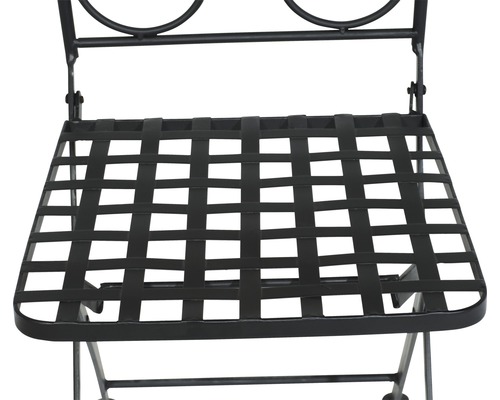 Detailansicht eines schwarzen Metallstuhls mit geflochtener Sitzfläche.