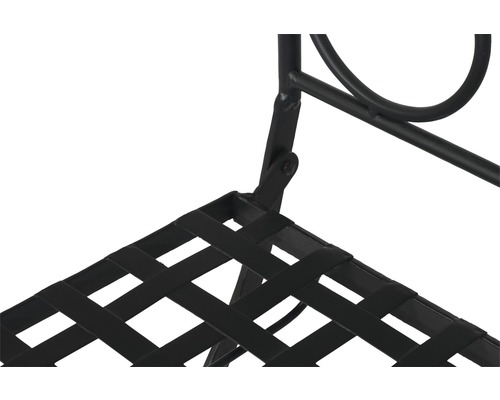 Detailansicht eines schwarzen Metallregals mit gewebter Ablagefläche.