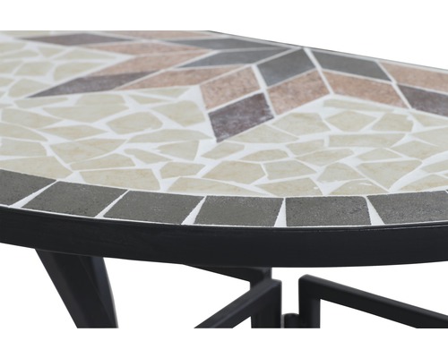 Detailansicht eines Mosaiktisches mit Metallgestell für den Außenbereich