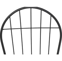 Detailansicht der Rückenlehne eines Stuhls mit Metallgestell