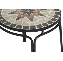 Detailansicht eines Beistelltisches mit Mosaikplatte und Metallgestell
