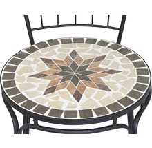 Detailansicht eines Gartenstuhls mit Mosaikmuster