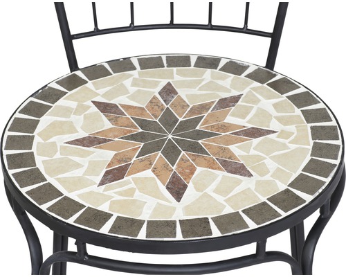 Detailansicht eines Gartenstuhls mit Mosaikmuster