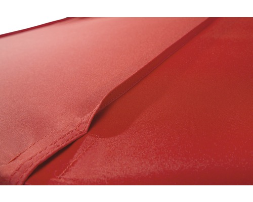 Detailaufnahme eines roten Sonnenschirmbezugs mit Naht